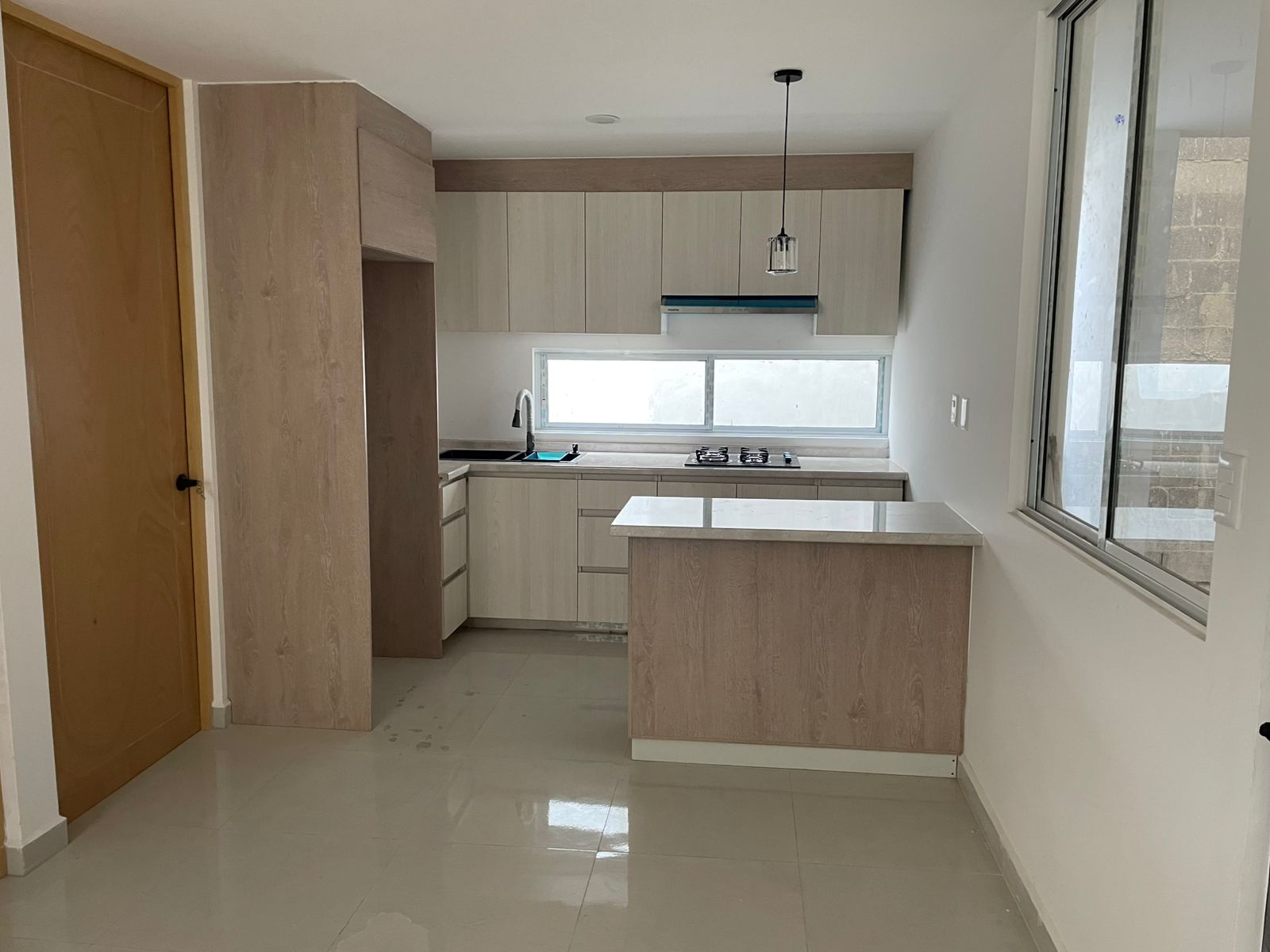 Cocina integral equipada con alacena y cubierta